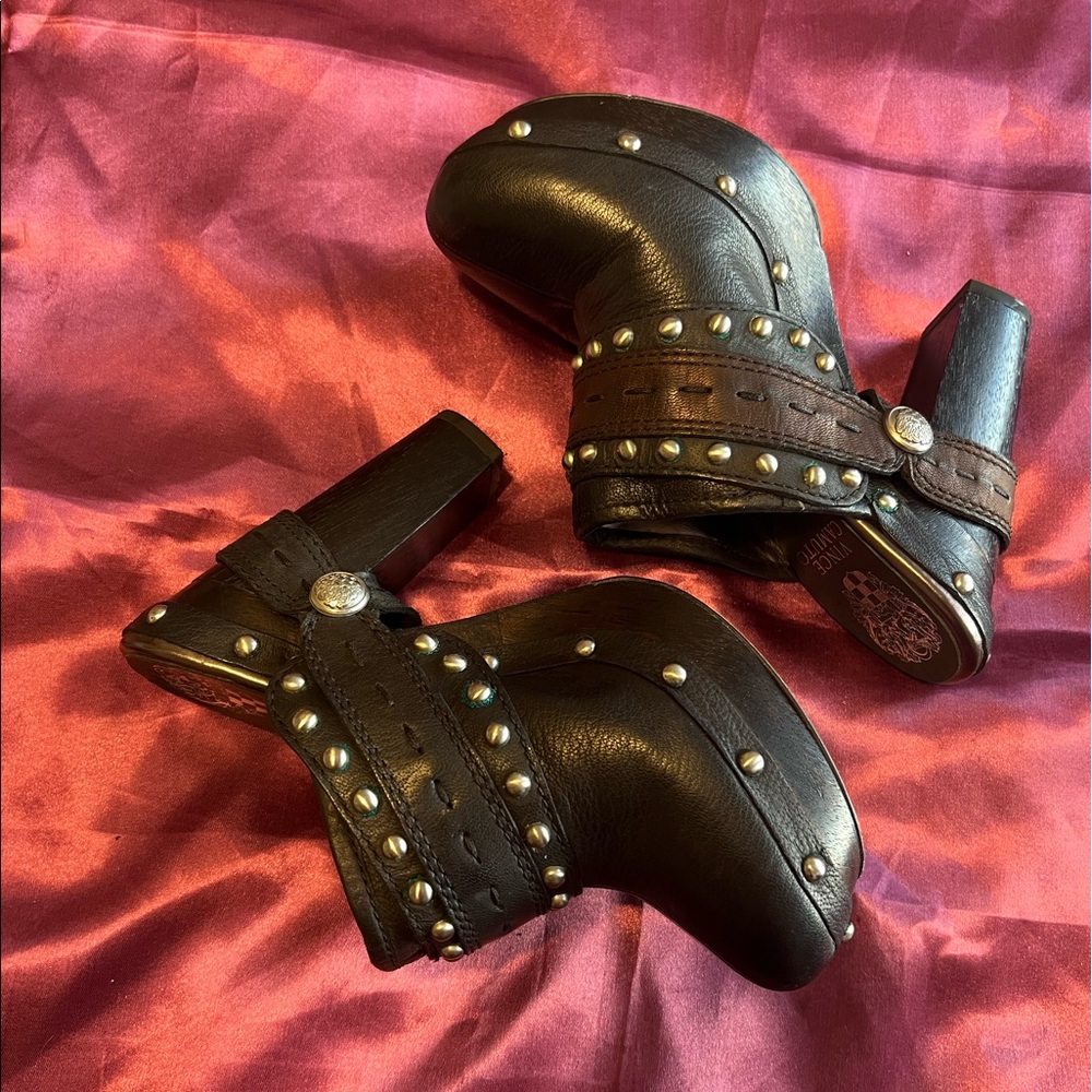 VINCE CAMUTO - VC CHRISTIES PLATFORM SUEDE CLOGS
